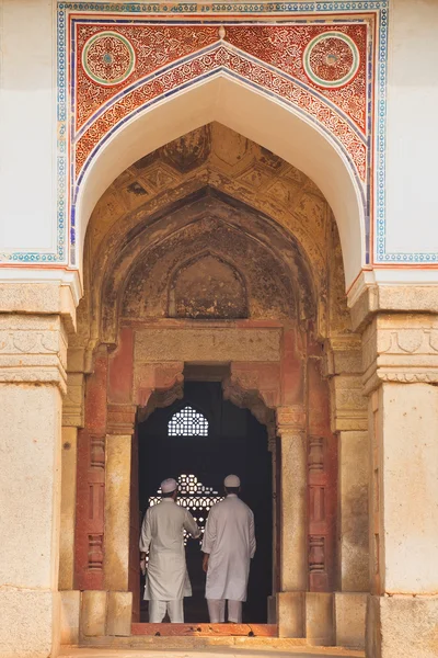 Hombres vestidos de blanco de pie en la entrada de la tumba de Isa Khan Niyazi , — Foto de Stock