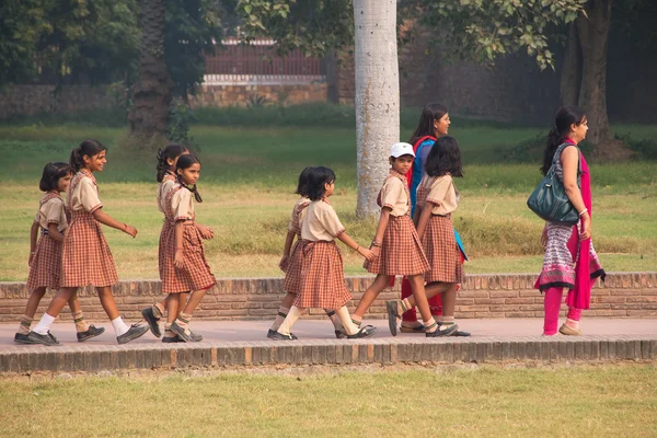 DELHI, INDE - 4 NOVEMBRE : Des écoliers non identifiés visitent le complexe funéraire de Humayun le 4 novembre 2014 à Delhi, en Inde. Le tombeau d'Humayun fut le premier tombeau-jardin du sous-continent indien . — Photo