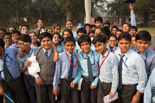 DELHI, INDIA - 4 DE NOVIEMBRE: Niños escolares no identificados visitan el complejo de tumbas de Humayun el 4 de noviembre de 2014 en Delhi, India. La tumba de Humayun fue la primera tumba-jardín en el subcontinente indio . —  Fotos de Stock
