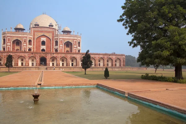 Tombeau de Humayun avec piscine d'eau, Delhi, Inde — Photo