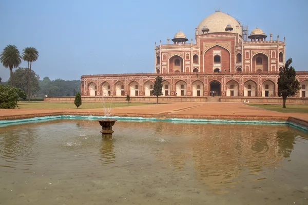 Túmulo de Humayun com piscina de água, Delhi, Índia — Fotografia de Stock