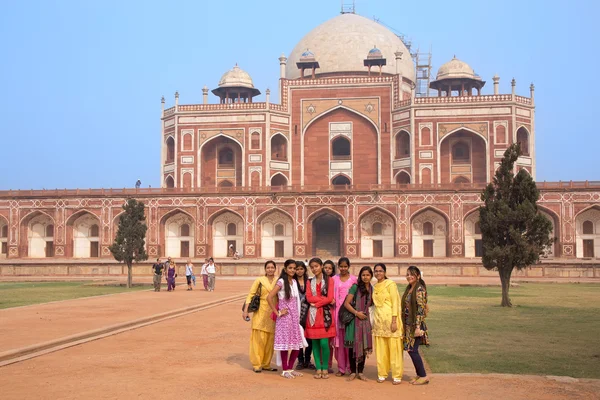 DELHI, INDE - 4 NOVEMBRE : Des filles non identifiées se tiennent près de la tombe d'Humayun le 4 novembre 2014 à Delhi, en Inde. Le tombeau d'Humayun fut le premier tombeau-jardin du sous-continent indien . — Photo