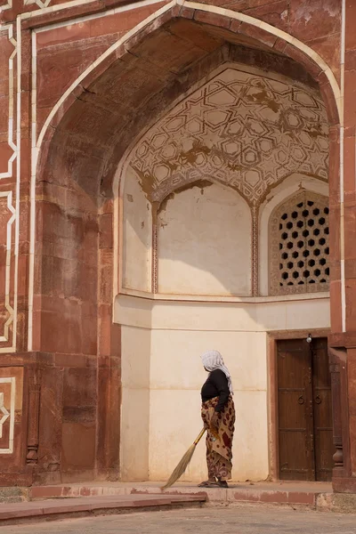 Indian woman sweeping floor of Humayun's Tomb, Delhi, India — Stock Photo, Image