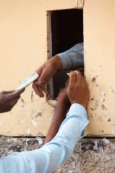 Closeup of man's hands buying alcohol through small window, Delh — Stock Photo, Image