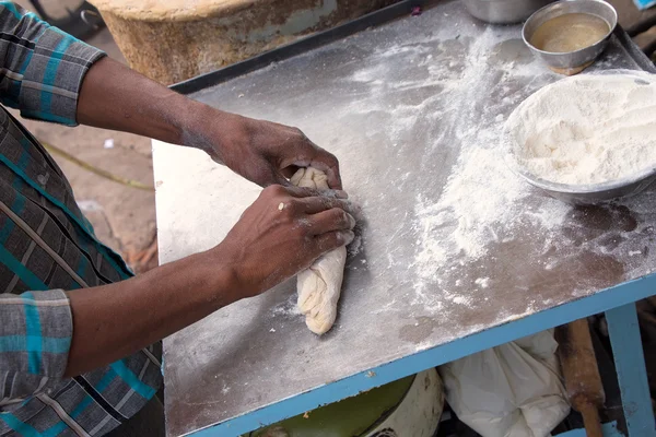 Fechar as mãos do homem fazendo chapati no restaurante de rua i — Fotografia de Stock