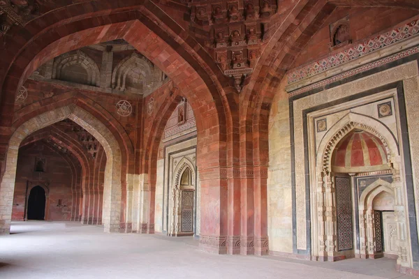 Interior de la Mezquita Qila-i-kuna, Purana Qila, Nueva Delhi, India — Foto de Stock