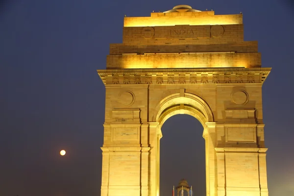 Puerta de la India con luces en la noche, Nueva Delhi, India — Foto de Stock