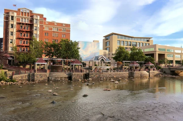 Skyline di Reno lungo il fiume Truckee, Nevada — Foto Stock