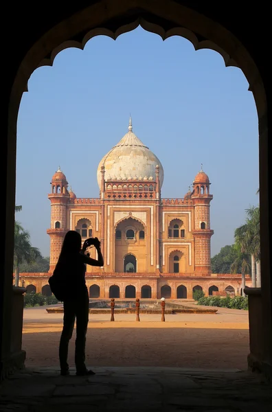 Tombeau de Safdarjung à partir de la porte principale avec perso silhouetté — Photo