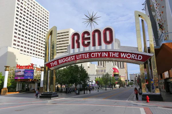 Reno, usa - 12. august: "the greatest little city in the world" schild über virginia street am 12. august 2014 in reno, usa. reno ist die bevölkerungsreichste nevada stadt außerhalb der las vegas. — Stockfoto