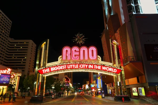 Reno, usa - 12. august: "the greatest little city in the world" schild über virginia street am 12. august 2014 in reno, usa. reno ist die bevölkerungsreichste nevada stadt außerhalb der las vegas. — Stockfoto