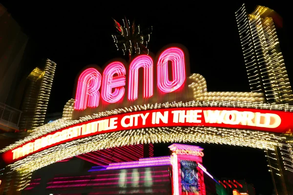 Reno, usa - 12. august: "the greatest little city in the world" schild über virginia street am 12. august 2014 in reno, usa. reno ist die bevölkerungsreichste nevada stadt außerhalb der las vegas. — Stockfoto