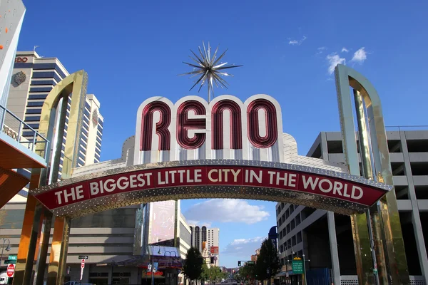 Reno, USA-12 sierpnia: "największe małe miasto na świecie" znak nad Virginia Street 12 sierpnia 2014 w Reno, USA. Reno jest najbardziej zaludnym miastem Nevada poza Las Vegas. — Zdjęcie stockowe