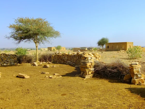 Kleine dorp met traditionele huizen in Thar woestijn in de buurt van Jaisal — Stockfoto