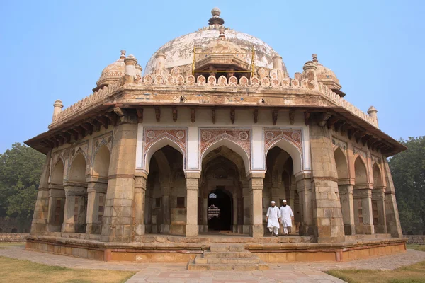 Hommes en robes blanches marchant à la tombe d'Isa Khan Niyazi, Humayun's — Photo