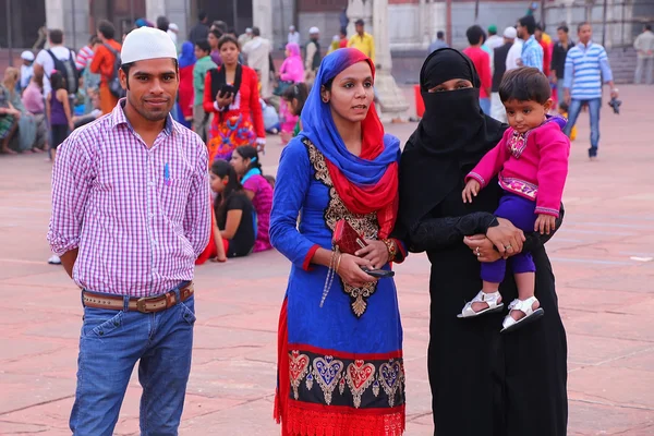 Familia india de pie en Jama Masjid en Delhi, India —  Fotos de Stock