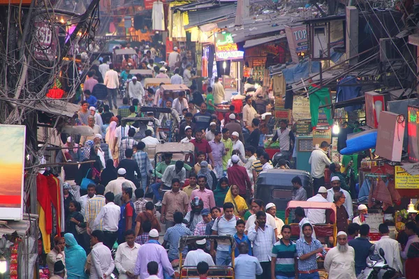 Utsikt över Chawri Bazar fullt med folk på kvällen från Jama Mas — Stockfoto