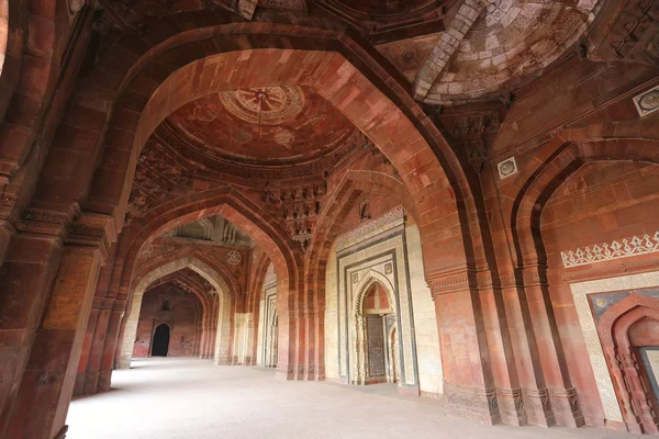 Interieur van de moskee van qila-i-kuna, purana qila, new delhi, india — Stockfoto