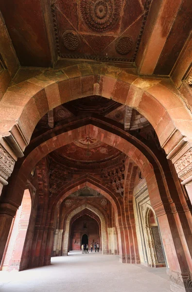 Interior of Qila-i-kuna Mosque, Purana Qila, New Delhi, India — Stock Photo, Image