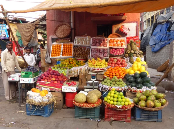 Bandeja de frutas coloridas na rua de Delhi, Índia — Fotografia de Stock