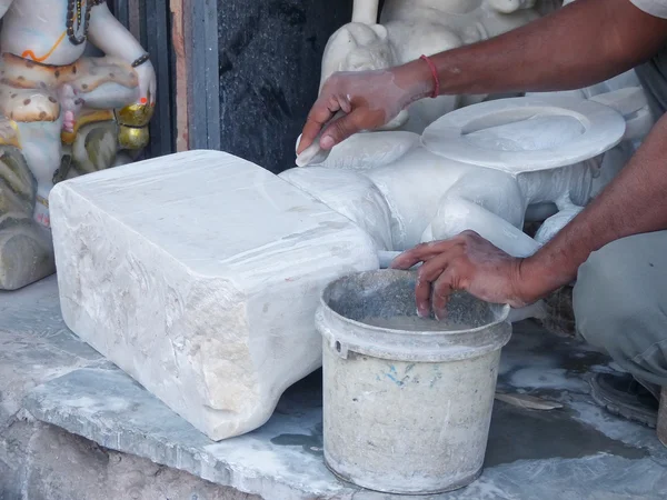 Primer plano de las manos del hombre trabajando en una estatua —  Fotos de Stock