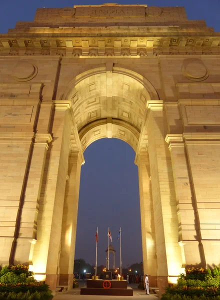 Puerta de la India con luces en la noche, Nueva Delhi, India — Foto de Stock