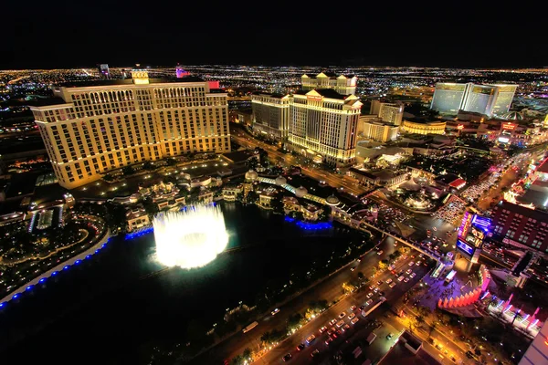 LAS VEGAS, USA - MARCH 18: Fountain show at Bellagio hotel and casino on March 18, 2013 in Las Vegas, USA. Las Vegas is one of the top tourist destinations in the world. — 스톡 사진