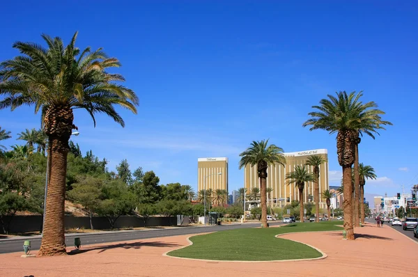 LAS VEGAS, USA - MARCH 19: Las Vegas Boulevard on March 19, 2013 in Las Vegas, USA. Las Vegas is one of the top tourist destinations in the world. — Stock Photo, Image