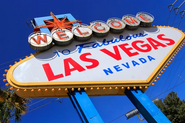 LAS VEGAS, États-Unis - 19 MARS : Bienvenue au fabuleux panneau Las Vegas le 19 mars 2013 à Las Vegas, États-Unis. Las Vegas est l'une des meilleures destinations touristiques au monde — Photo