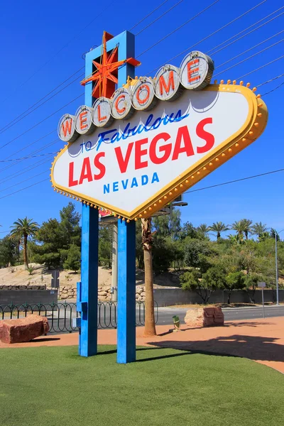 Las vegas, USA - 19. März: Willkommen zum fabelhaften Las vegas Schild am 19. März 2013 in Las vegas, USA. las vegas ist eines der beliebtesten Reiseziele der Welt. — Stockfoto