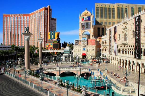 LAS VEGAS, USA - MARCH 19: Venetian Resort hotel and casino on March 19, 2013 in Las Vegas, USA. Las Vegas is one of the top tourist destinations in the world. — Stock Fotó