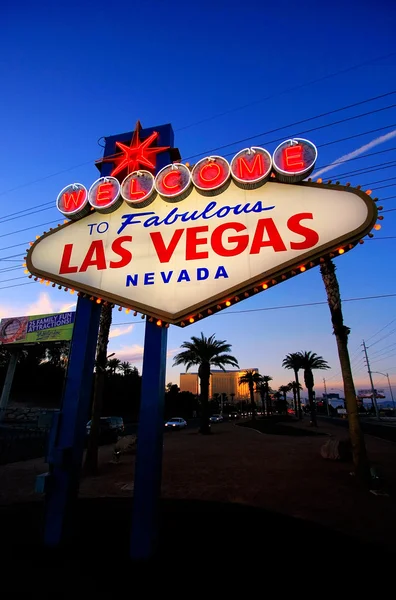 LAS VEGAS, USA - MARCH 19: Welcome to Fabulous Las Vegas sign with lights on March 19, 2013 in Las Vegas, USA. Las Vegas is one of the top tourist destinations in the world. — Stock Fotó