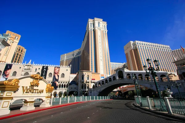 LAS VEGAS, USA - MARCH 19: Venetian Resort hotel and casino on March 19, 2013 in Las Vegas, USA. Las Vegas is one of the top tourist destinations in the world. — Stock Fotó