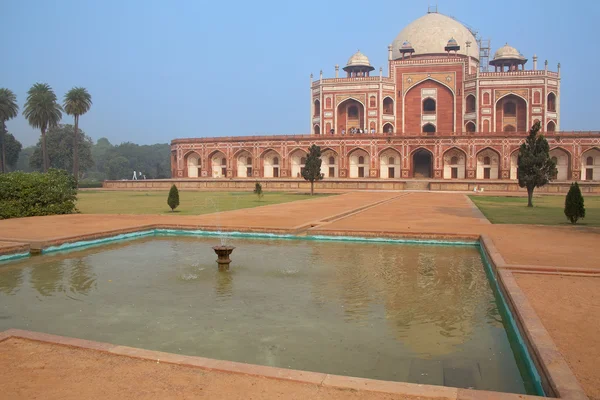 Túmulo de Humayun com piscina de água, Delhi, Índia — Fotografia de Stock