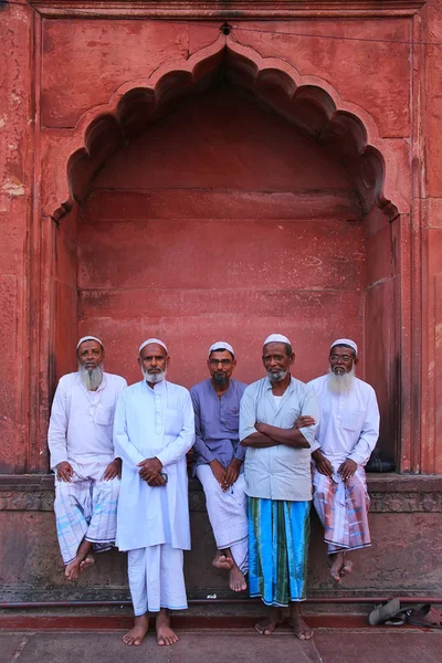 DELHI, INDIA - 5 NOVEMBRE: Uomini non identificati siedono a Jama Masjid il 5 novembre 2014 a Delhi, India. Il cortile della moschea può contenere fino a venticinquemila fedeli — Foto Stock