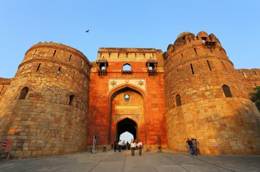 Delhi, Hindistan - 6 Kasım: Kimliği belirsiz insanlar Kasım'da Purana Qila Bara Darwaza üzerinden yürümek 6, 2014 Delhi, Hindistan. Bu fort Delhi'de bilinen en eski yapıdır..