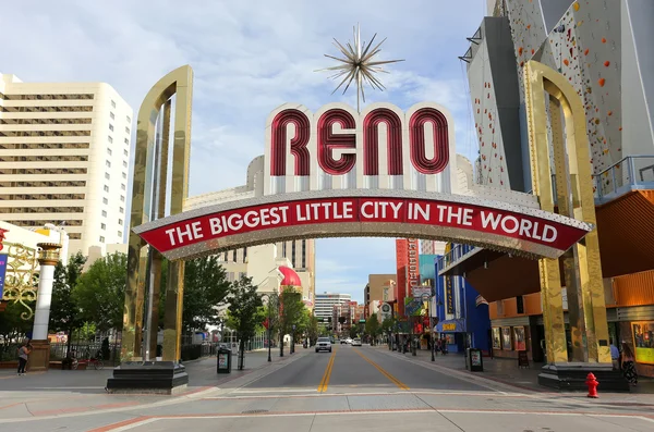 Reno, USA-12 sierpnia: "największe małe miasto na świecie" znak nad Virginia Street 12 sierpnia 2014 w Reno, USA. Reno jest najbardziej zaludnym miastem Nevada poza Las Vegas — Zdjęcie stockowe