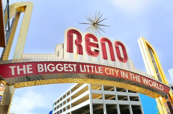 Reno, USA-12 sierpnia: "największe małe miasto na świecie" znak nad Virginia Street 12 sierpnia 2014 w Reno, USA. Reno jest najbardziej zaludnym miastem Nevada poza Las Vegas — Zdjęcie stockowe