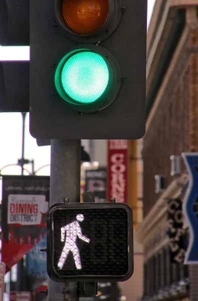 RENO, Estados Unidos - 12 de agosto: semáforo en la calle el 12 de agosto de 2014 en Reno, Estados Unidos. Reno es la ciudad más poblada de Nevada fuera de Las Vegas . —  Fotos de Stock