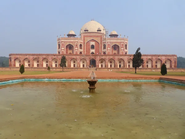 Túmulo de Humayun com piscina de água na frente dele, Delhi, Índia — Fotografia de Stock