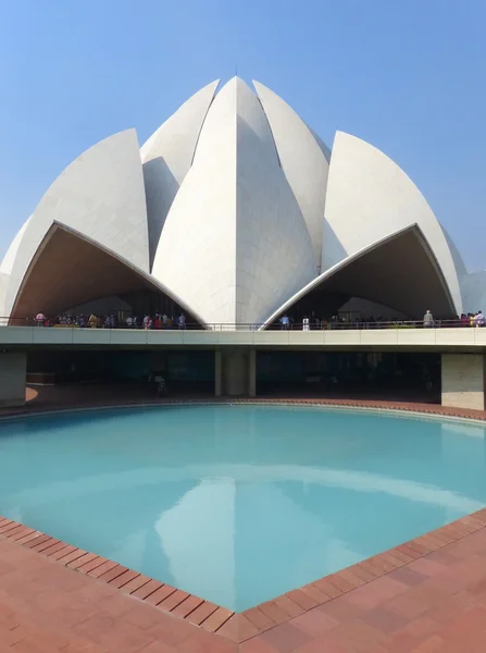 New Delhi, Indie - 5 listopada: Lotus Temple na 5 listopada 2014 w New Delhi, Indie. Służy jako świątynia matki na subkontynencie indyjskim i stał się znaczącą atrakcją w mieście — Zdjęcie stockowe