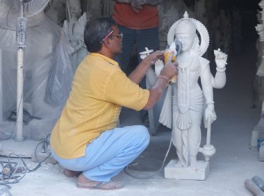 Delhi, Hindistan - 6 Kasım: Kimliği belirsiz bir heykel bir Atölyesi'nde 6 Kasım 2014 Delhi, Hindistan çalışır. Delhi Hindistan'ikinci en kalabalık şehridir.