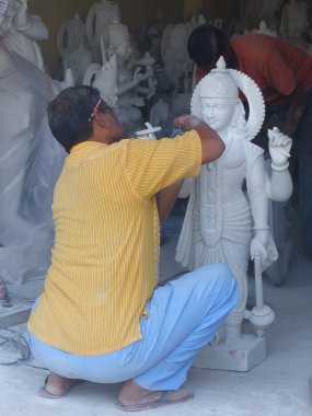 Delhi, Hindistan - 6 Kasım: Kimliği belirsiz bir heykel bir Atölyesi'nde 6 Kasım 2014 Delhi, Hindistan çalışır. Delhi Hindistan'ikinci en kalabalık şehridir.