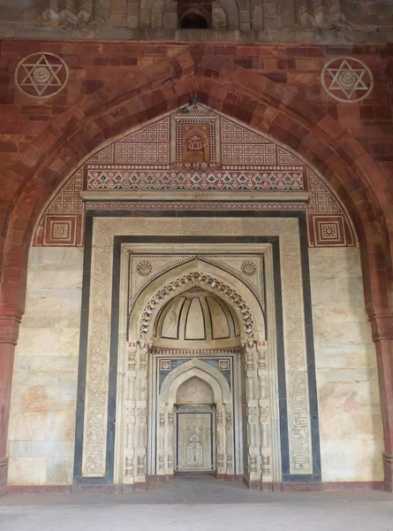 Interior de la Mezquita Qila-i-kuna, Purana Qila, Nueva Delhi, India — Foto de Stock