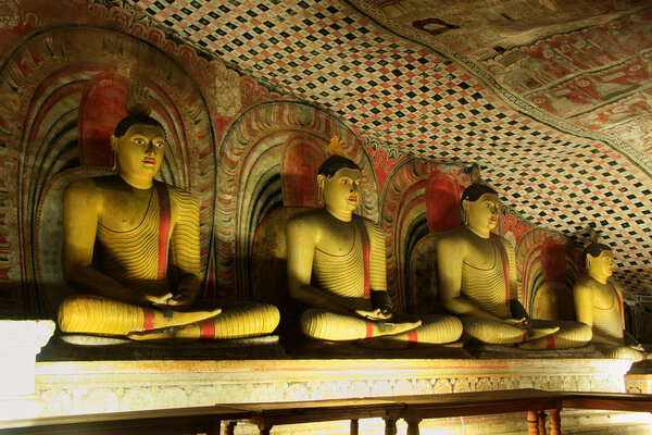 Интерьер Золотого храма Дамбуллы в Шри-Ланке
