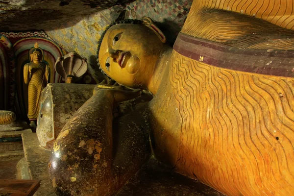 Ležící Buddha u zlatého chrámu Dambulla na Srí Lance — Stock fotografie