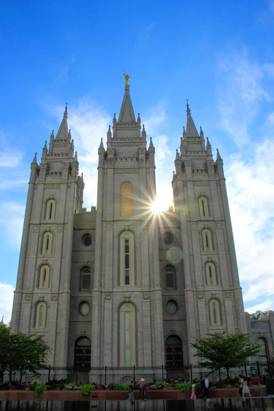 Temple of The Church of Jesus Christ of Latter-day Saints with s — Stock Photo, Image