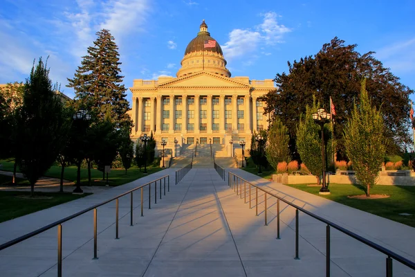 Utah State Capitol z ciepłym wieczorem światło, Salt Lake City — Zdjęcie stockowe