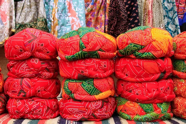 Exibição de turbantes coloridos em uma loja de lembranças em Jaisalmer fort — Fotografia de Stock