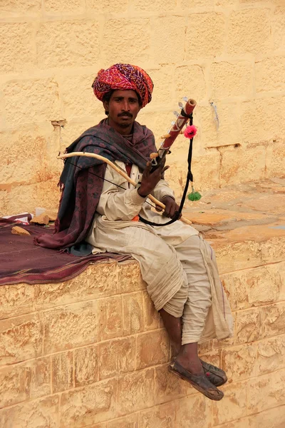 Jaisalmer, India - február 15-én: Ismeretlen férfi játszik ravanahatha február 15, 2011-ben Jaisalmer, India. Jaisalmer egy nagyon népszerű idegenforgalmi célpont, Rajasthan. — Stock Fotó